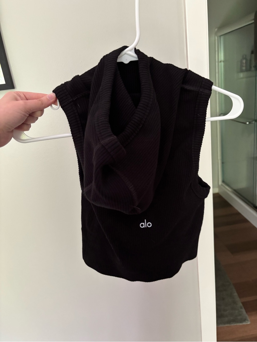 Alo Yoga Seamless Two Tone Rib Hooded Vest - Picture 4 of 9